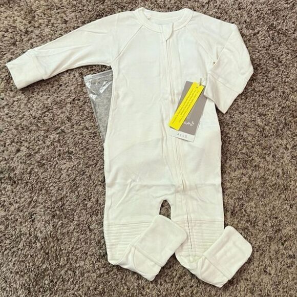 NWT Goumi Kids Cloud Footie SZ 6-12 mo Zipper Jumpsuit Bamboo Zippy White - Picture 1 of 3